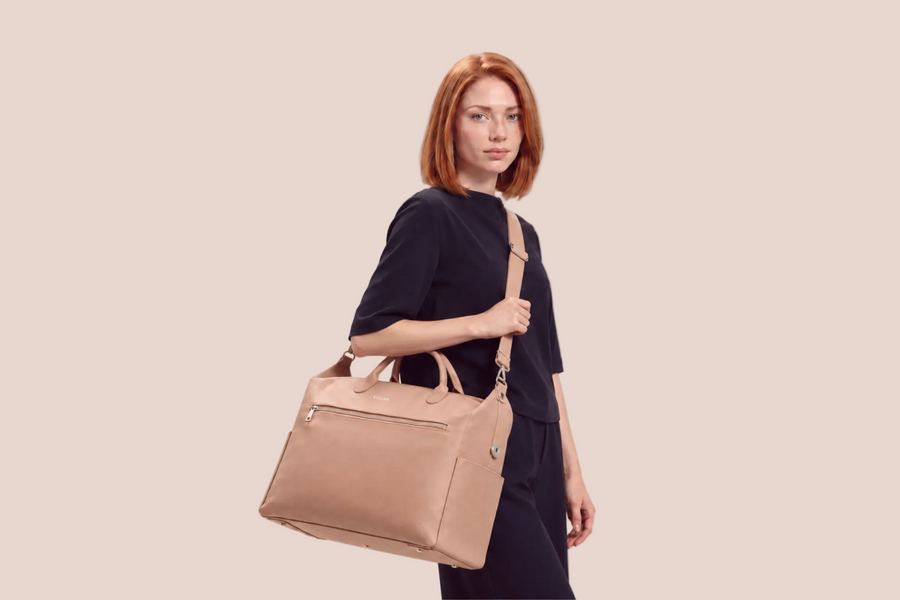Voyage diaper bag carrying style