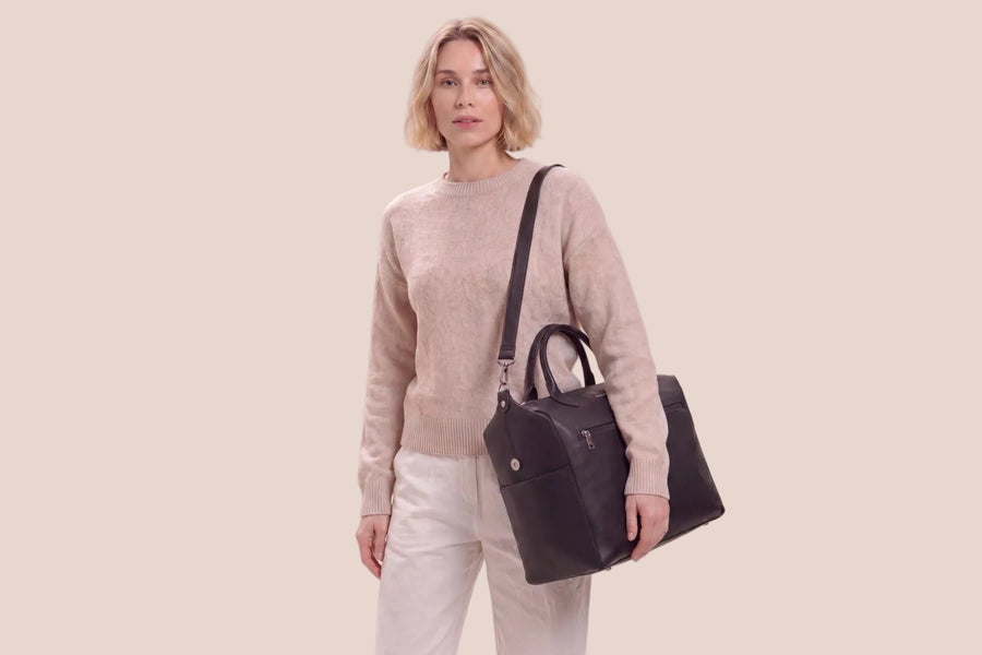 Voyage diaper bag carrying style